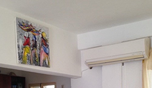 Economy Room, Corner