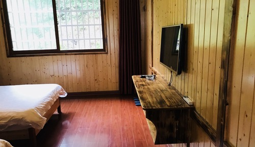 Standard Twin Room with Mountain View