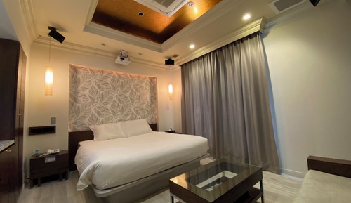 Corner Deluxe Room