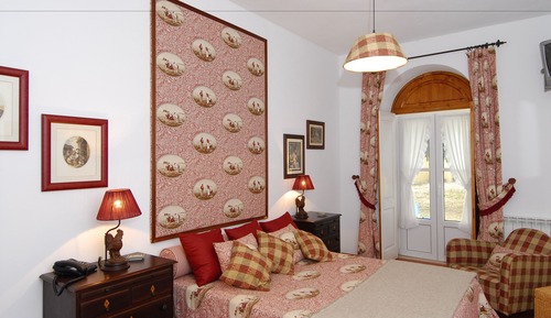 Double Room (Garnet)