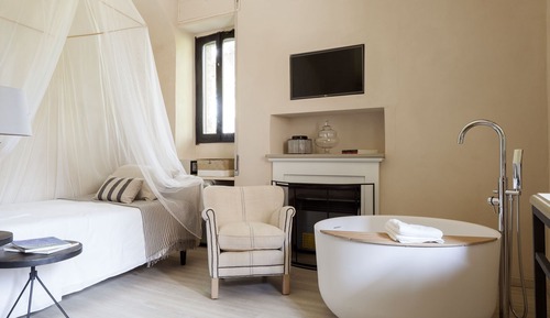 Economy Double Room Single Use, Bathtub