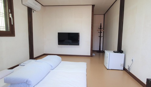 Traditional Room (Ikchungjae)