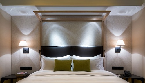 Elegant Queen Room 