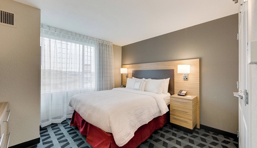 Suite, 1 Bedroom (Mobility/Hearing Access, Roll-In Shwr)