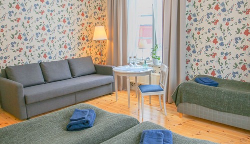 Family Room, Shared Bathroom (Sohlberg)