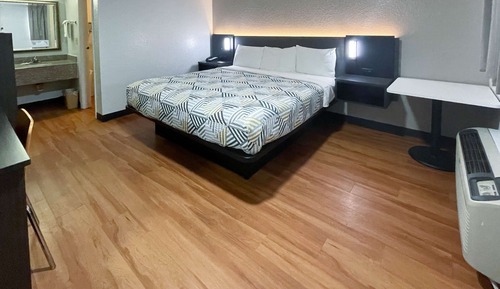 Deluxe Room, 1 King Bed, Smoking, Refrigerator & Microwave