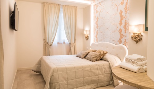 Design Suite, 1 King Bed, Private Bathroom (Marta)