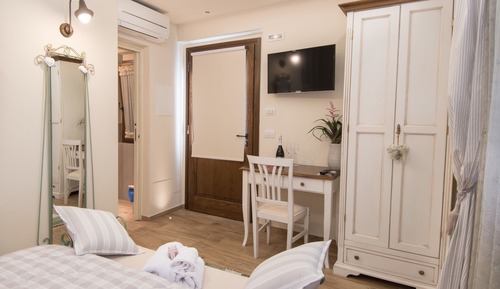 Family Quadruple Room, Multiple Beds, Private Bathroom, Pool View (Angela)