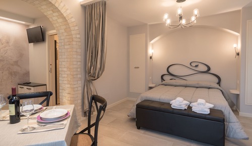 Deluxe Apartment, 1 Bedroom, Kitchen, Courtyard View (Michael)