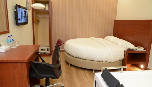 Room (Round Bed)