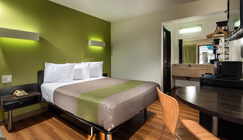 Deluxe Room, 1 Queen Bed, Smoking, Refrigerator & Microwave