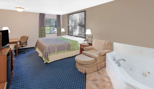 Standard Suite, 1 King Bed, Jetted Tub