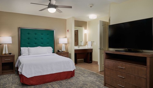 Studio, 1 Queen Bed, Accessible (Mobility & Hearing, Roll-in Shower)