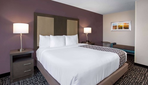 Suite, 1 Bedroom, Non Smoking, City View (1 Kingbed & 2 Queenbed)