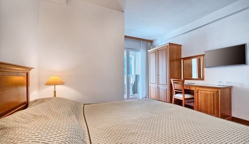 Double room with balcony and side sea view