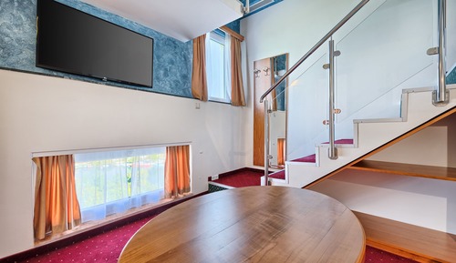 Suite, River View 