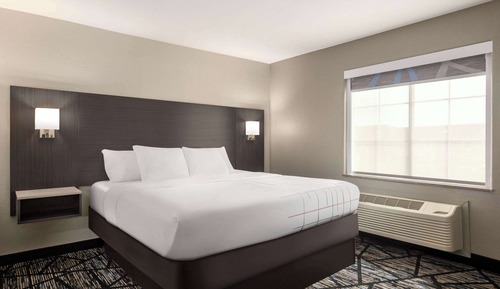 Deluxe Suite, 1 King Bed, Non Smoking (Deluxe Family Suite)