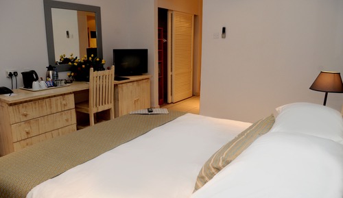 Room, 1 King Bed, Pool Access, Garden View