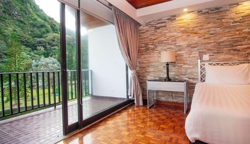 1 King Bed, Suite, Balcony