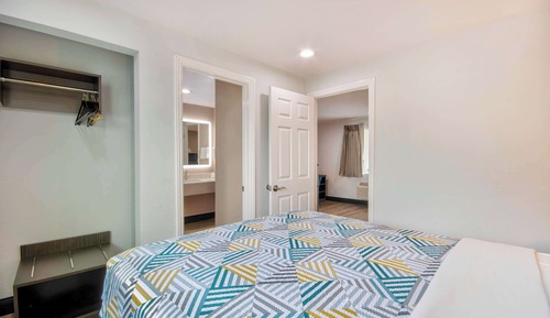 Standard Room, 1 King Bed, Non Smoking, Kitchenette