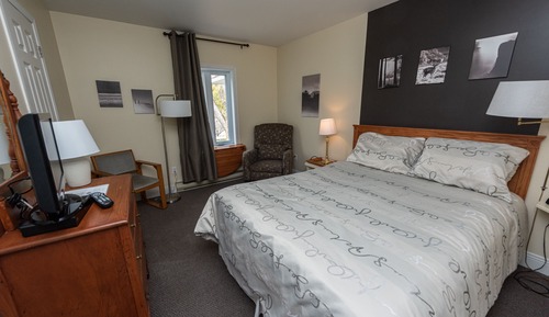 Intermediate Room, One Queen Bed