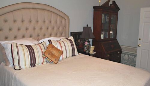 Comfort Room, 1 Queen Bed