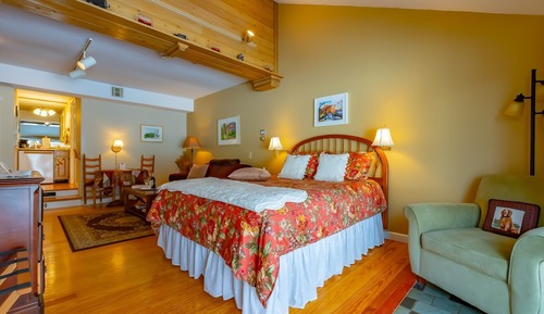Deluxe Suite, Private Bathroom (Clark - Pets Allowed)