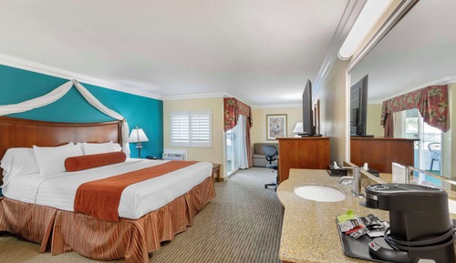Suite, 1 King Bed, Non Smoking, Balcony
