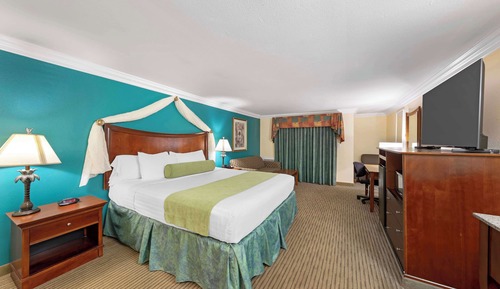 Standard Room, 1 King Bed, Non Smoking, Balcony