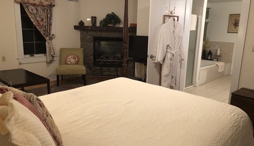 Luxury Quadruple Room, Hot Tub, Courtyard View (Buttercup Suite #9)