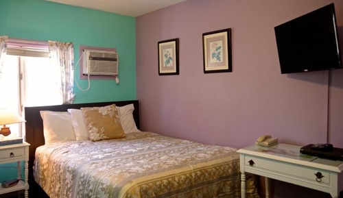 Small Single Room with Queen Bed, 1 guest Only
