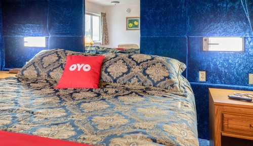 Premium Room, 1 King Bed, Jetted Tub