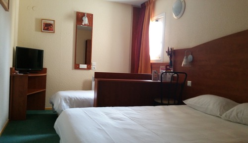 Room With 1 King size Bed and 1 small bed 