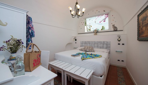 Economy Room, 1 Queen Bed, Courtyard View, Ground Floor