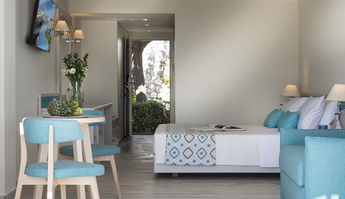 Bungalow (Sea Front Swim Up)