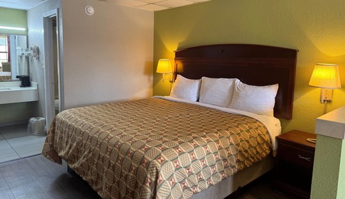 Room, 1 King Bed, Mobility Accessible, Non Smoking (Bathtub W/grab Bars)