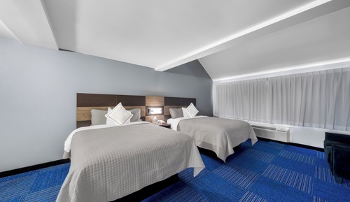 Suite (1 King, 2 Queen,Townhouse, Smoke Free)