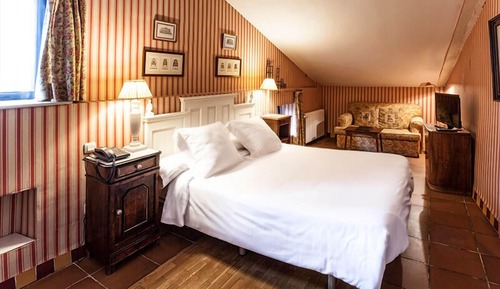 Double Room (Sillas)
