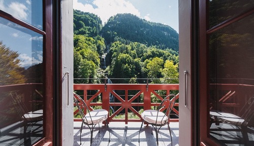 Deluxe double room with waterfall view