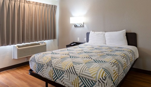 Standard Room, 1 Queen Bed, Accessible, Smoking