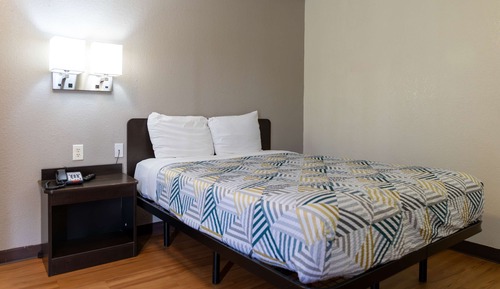 Standard Room, 1 Queen Bed, Non Smoking, Refrigerator & Microwave