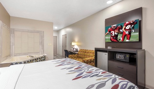 Superior Room, 1 King Bed, Roll-in Shower, Jetted Tub (Non Smoking)