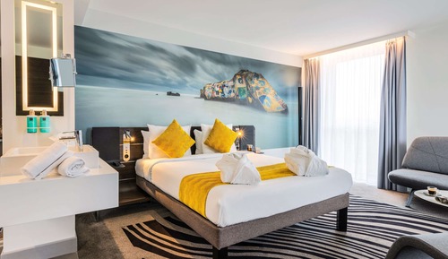 Suite, 1 Queen Bed with Sofa bed