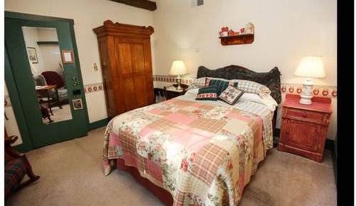 Room, Private Bathroom (Apple Orchard Queen Room)
