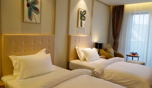Twin Room (Sassy)