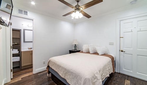 Studio, 1 Queen Bed, Kitchen