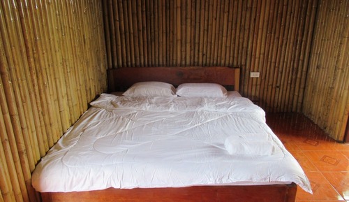 Panoramic Bungalow with Balcony and Hill View