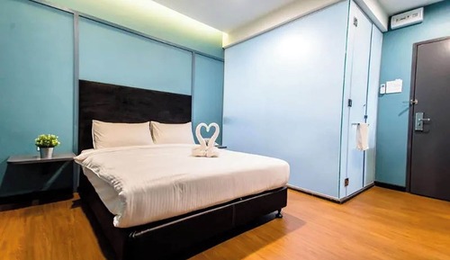 Deluxe Room, 1 Queen Bed, No Windows