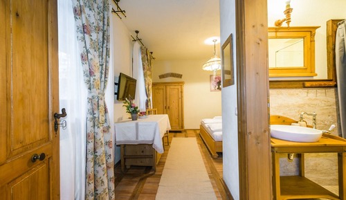 Standard Double Room, 1 King Bed (HILDA)