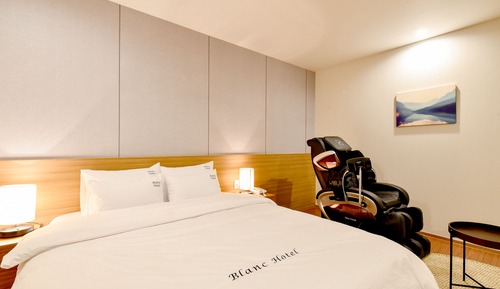 Premium Double Room (Massage Chair)